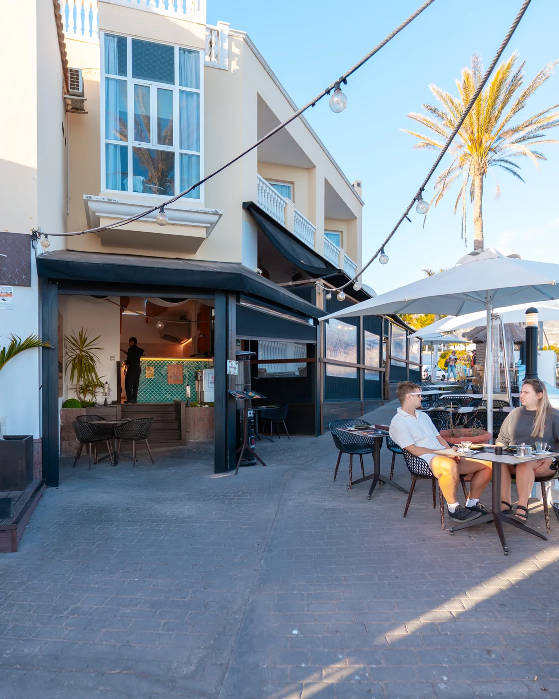 Exterior real de Nama: entrada, barra y mesas en la terraza de Playa Paraíso