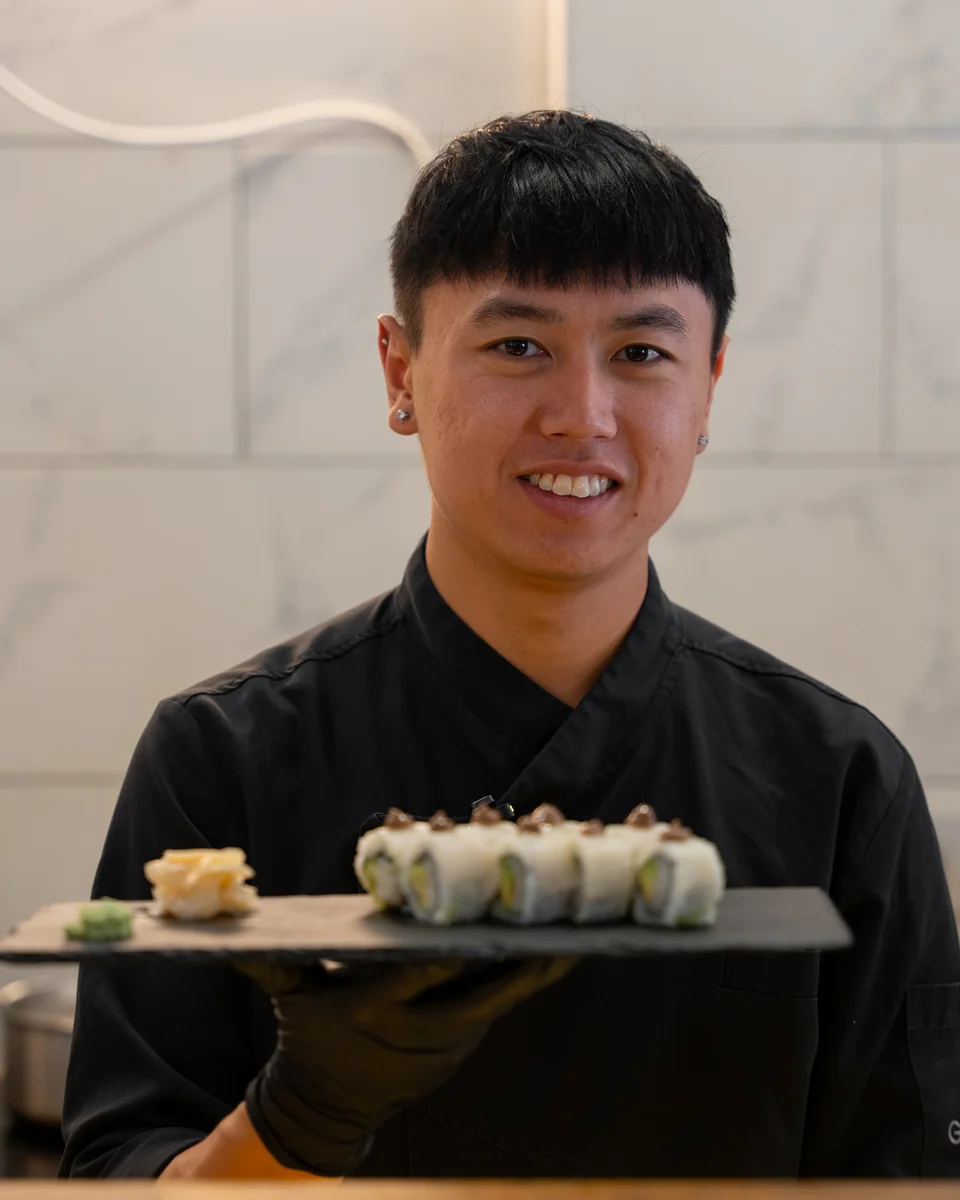 Una persona del equipo de cocina de Nama presenta una bandeja de sushi