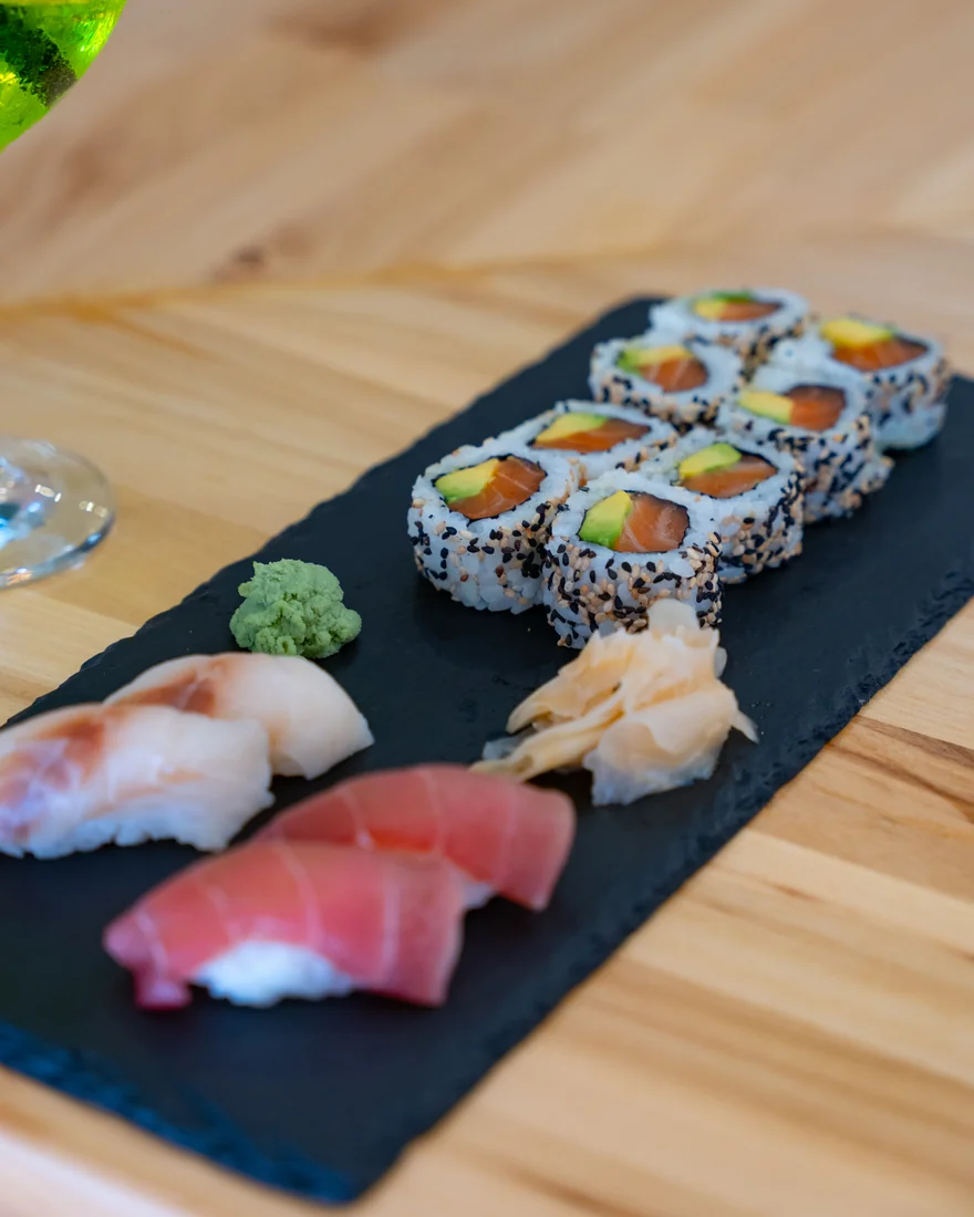 Sushi y rolls de Nama en una bandeja